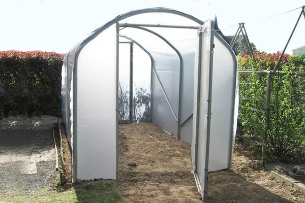 Installation d'une serre tunnel de jardin sur un petit terrain